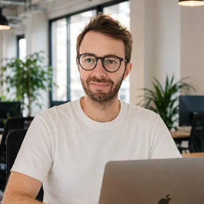 Portrait de Thomas Ruga, fondateur de l’agence Google Business Profile Très Visible